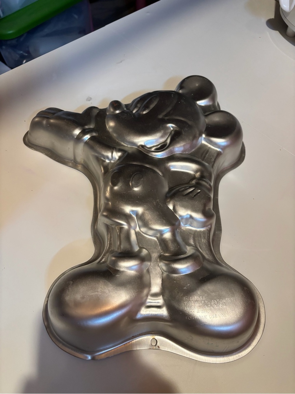 Vintage 1995 Wilton Full Body Mickey Mouse Cake Pan - Picture 1 of 2